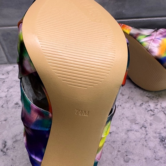 Guess  Addey 2 Blue Fabric Floral Pumps Size 7.5 NIB - Picture 5 of 9